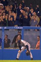 Ichiro bows head before Yankees' attack